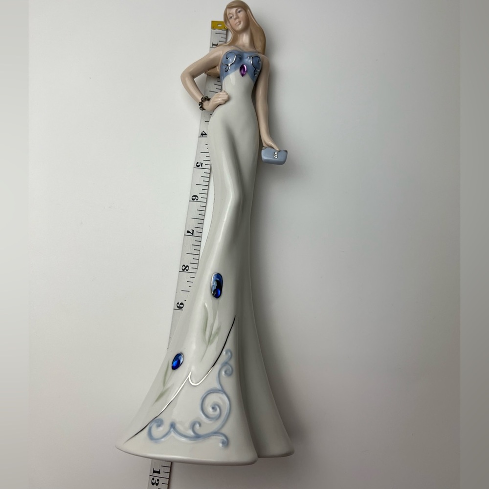 Cosmos Porcelain Elegant Doll - Picture 14 of 17